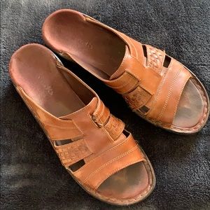 Light Brown/ Tan Clark’s Sandals
